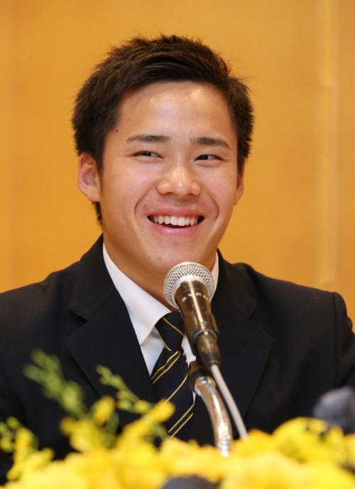 仮契約を終えて記者の質問に答える阪神のドラフト4位・遠藤（撮影・丹羽敏通）