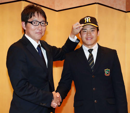 仮契約を終えて吉野スカウトと写真に納まる阪神のドラフト4位・遠藤（右）（撮影・丹羽敏通）
