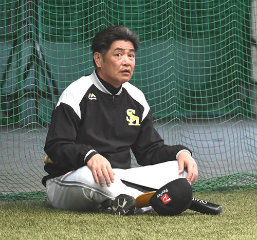 はんぴドームに座り込み、若手を指導する工藤公康監督（撮影・今浪浩三）