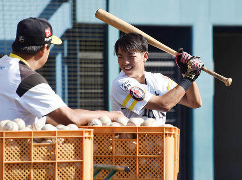 特打を前にソフトバンク大道打撃コーチと談笑する育成の田城飛翔（撮影・今浪浩三）