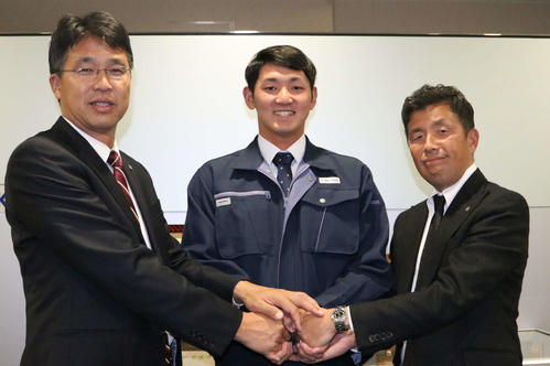 大渕スカウト部長（左）、熊崎スカウト（右）と手を合わせる東海理化・立野（撮影・山崎純一）