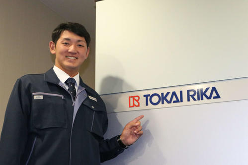 所属先のロゴマーク（右手）を指さして笑顔を見せる東海理化・立野（撮影・山崎純一）