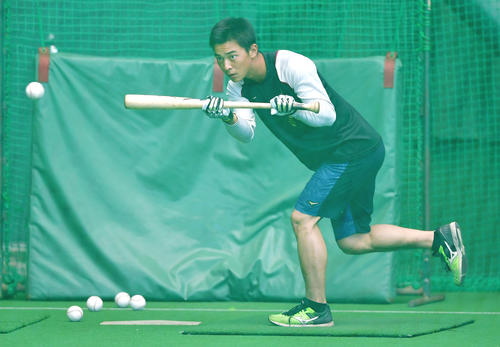 左足のみで立ちバント練習を行う熊谷（撮影・清水貴仁）