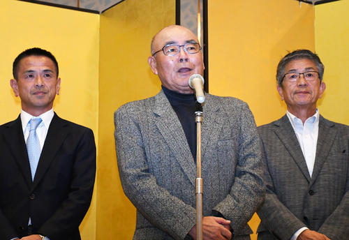 「第16回マスターズ甲子園」前夜祭であいさつするPL学園の中村順司元監督（撮影・大友陽平）