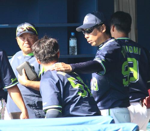 練習試合のベンチで浜田に声をかけるヤクルト高津監督（右）（撮影・保坂恭子）