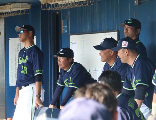 ヤクルトベンチの左から宮出ヘッドコーチ、高津監督、衣川バッテリーコーチ、斎藤投手コーチ、石井投手コーチ（撮影・保坂恭子）