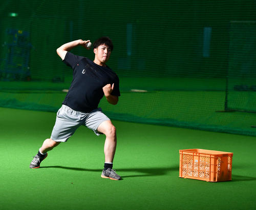 休日返上でネットスローを行う馬場皐輔（撮影・清水貴仁）