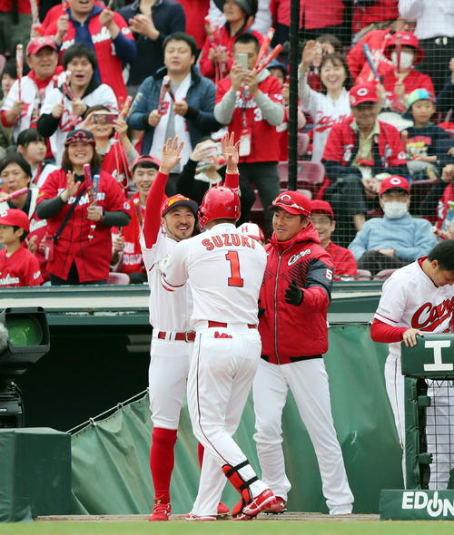 ソロ本塁打を放った鈴木（中央）を迎える菊池（左）（2019年3月31日撮影）