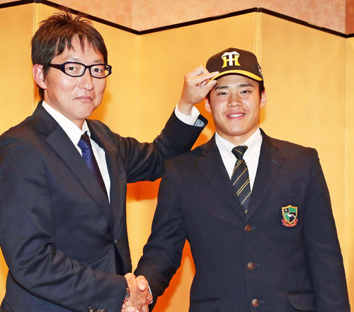 仮契約を終えて吉野スカウト（左）と写真に納まる阪神のドラフト4位・遠藤（撮影・丹羽敏通）