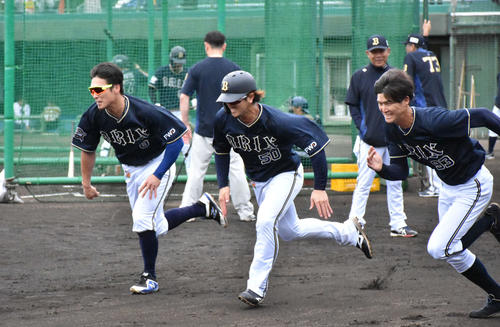 ダッシュするオリックス駿太（左）らと、後方で見守る西村監督（撮影・真柴健）