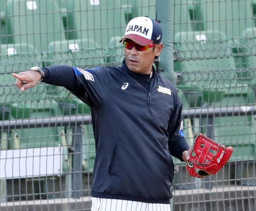 ブルペンの打席に立つ稲葉監督（撮影・垰建太）