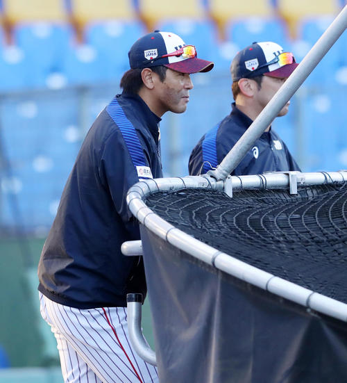 ケージ後方から田口の投球を見つめる稲葉監督（撮影・加藤哉）