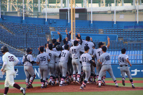 早大対慶大　9年ぶり13回目の優勝を果たしマウンドに集まり喜ぶ慶大の選手たち（撮影・保坂淑子）
