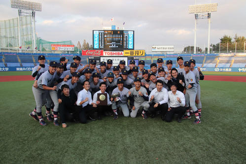 早大対慶大　9年ぶり13回目の優勝を果たした慶大1、2年の選手たち（撮影・保坂淑子）