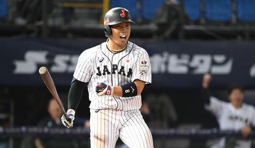 8回裏日本1死満塁、押し出し四球を選びガッツポーズの近藤（2019年11月5日）