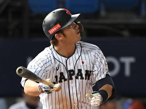 日本対プエルトリコ　3回裏日本2死一、二塁、鈴木は左越え3点本塁打を放つ（2019年11月6日）