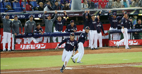3回表日本2死一塁、鈴木（手前）の本塁打にガッツポーズで喜ぶ稲葉監督ら侍ジャパンナイン（2019年11月7日）
