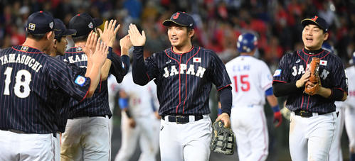 勝利のタッチで並ぶチームメートをめがけて走る鈴木誠也。右は丸（2019年11月7日）