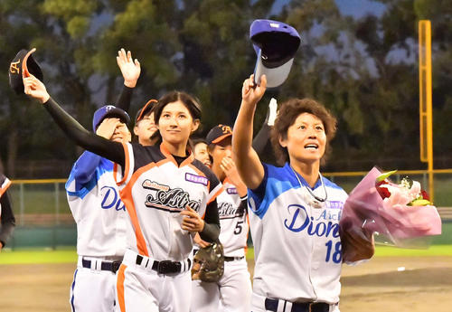 ファンの歓声に帽子を振って応える埼玉アストライア加藤優（左）と愛知ディオーネ里綾実（右）ら（撮影・上田博志）