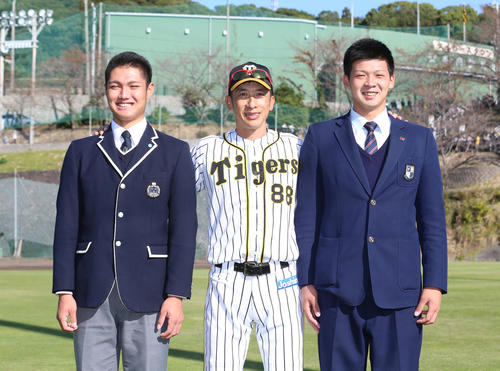 秋季キャンプの見学に訪れ矢野監督（中央）と記念写真に納まるドラフト1位の創志学園・西（左）とドラフト2位の履正社・井上（撮影・上山淳一）