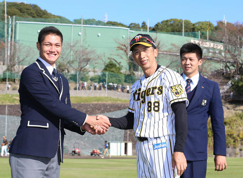 矢野監督（中央）は秋季キャンプの見学に訪れたドラフト1位の創志学園・西（左）と笑顔で握手する、右はドラフト2位の履正社・井上（撮影・上山淳一）