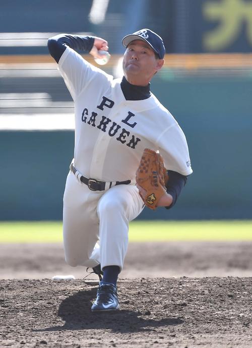 甲子園球場でカーブを投げるPL学園OBの桑田真澄氏（撮影・上田博志）