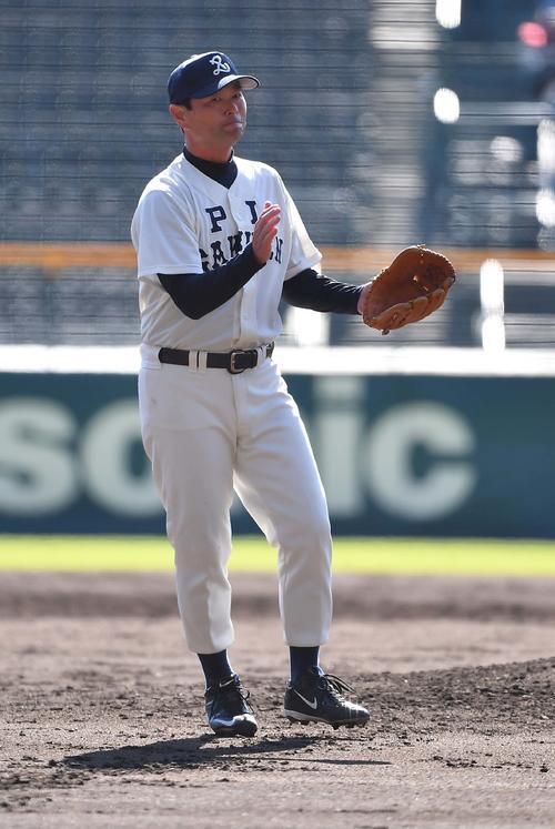 4回1イニングを無失点に抑えグラブをたたいて喜ぶPL学園OBの桑田真澄氏（撮影・上田博志）