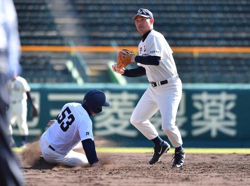 5回表利根商1死一塁、遊撃の守備につき併殺を狙うPL学園OBの桑田真澄氏（撮影・上田博志）