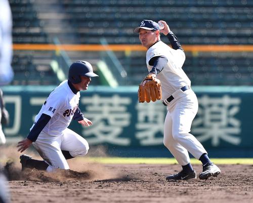 5回表利根商1死一塁、遊撃の守備につき併殺を狙うPL学園OBの桑田真澄氏（撮影・上田博志）