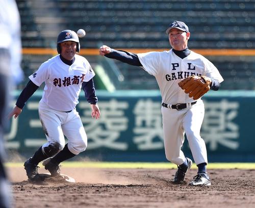 5回表利根商1死一塁、遊撃の守備につき併殺を狙うPL学園OBの桑田真澄氏（撮影・上田博志）