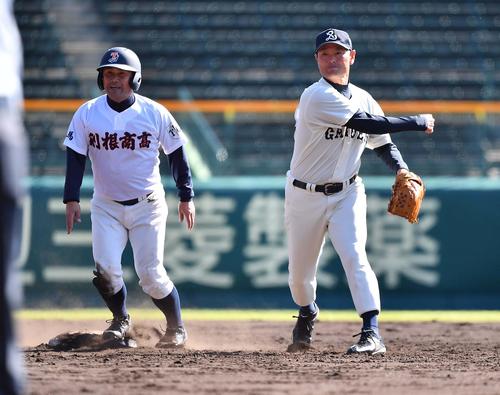 5回表利根商1死一塁、遊撃の守備につき併殺を狙うPL学園OBの桑田真澄氏（撮影・上田博志）