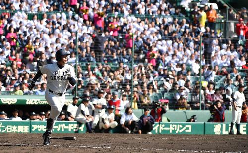 5回裏PL学園無死、右越えに二塁打を放ったPL学園OBの桑田真澄氏はPLの人文字を背に一塁へ走る（撮影・上田博志）