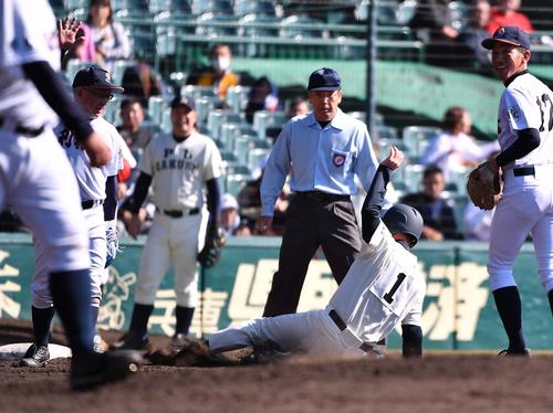5回裏PL学園無死二塁、PL学園・南野の内野ゴロの間に三塁へ滑り込むPL学園OBの桑田真澄氏（撮影・上田博志）