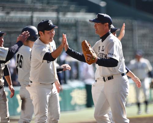4回1イニングを無失点に抑えナインとハイタッチするPL学園OBの桑田真澄氏（左）（撮影・上田博志）