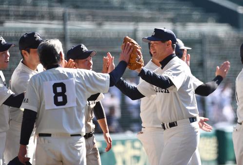 4回1イニングを無失点に抑えナインとハイタッチするPL学園OBの桑田真澄氏（左）（撮影・上田博志）