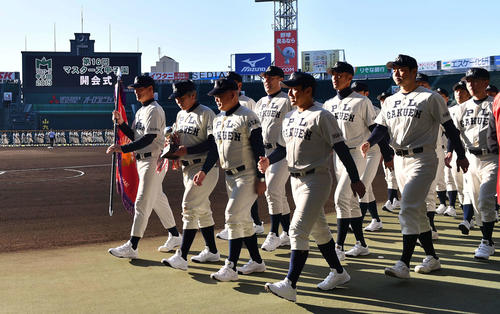 優勝旗を手に入場行進をするPL学園OBの桑田真澄氏（左）（撮影・上田博志）