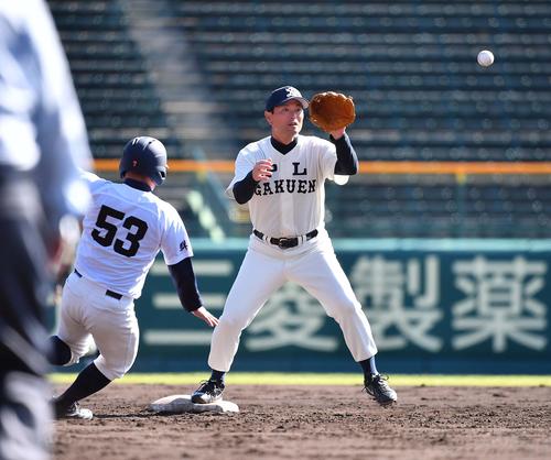 5回表利根商1死一塁、遊撃の守備につき併殺を狙うPL学園OBの桑田真澄氏（撮影・上田博志）
