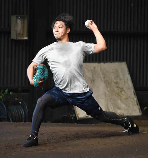 休日、ブルペンに入り投球練習する古谷優人（撮影・今浪浩三）