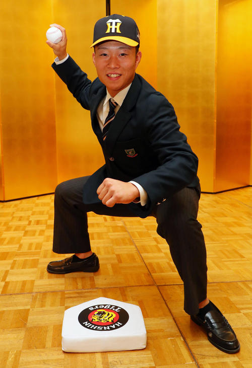 阪神と仮契約を結んだドラフト5位の中央学院大中京・藤田は阪神のホームベースを前に送球ポーズ（撮影・宮崎幸一）