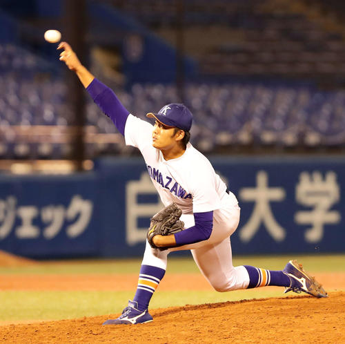 駒大対拓大　5回からロングリリーフし、拓大打線を抑えた竹本（撮影・丹羽敏通）