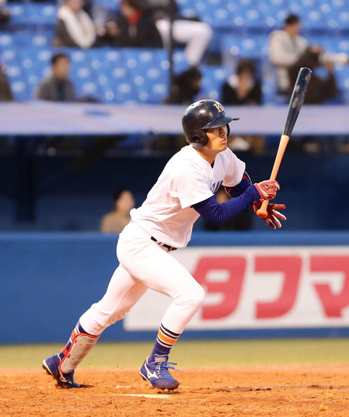 駒大対拓大　3回表駒大1死三塁、若林は勝ち越しの右前適時打を放つ（撮影・丹羽敏通）
