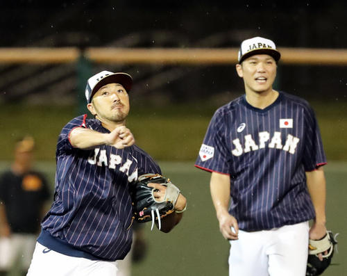 菊池涼介（左）と坂本勇人