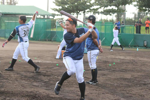 強化打撃のメニューでロングティーに臨む日本ハム杉谷（撮影・中島宙恵）