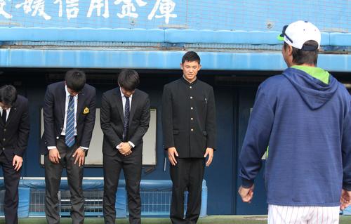 ヤクルト高津監督（手前右）と初対面し、あいさつするドラフト1位の星稜奥川（後方右）ら選手たち（撮影・保坂恭子）