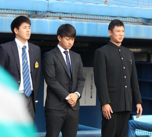 高津監督と初対面し、あいさつをするドラフト1位星稜奥川（右）ら（撮影・保坂恭子）
