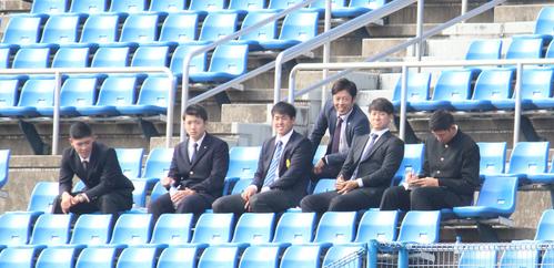スタンドから練習を見ながらメモをとるドラフト1位星稜奥川（右端）ら（撮影・保坂恭子）