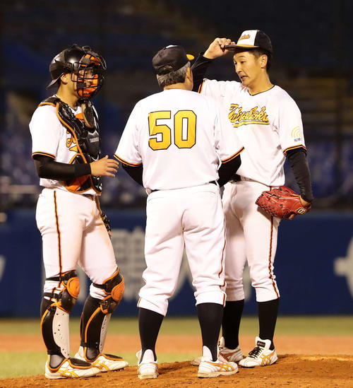 駒大対拓大　8回のピンチで内田監督の話を聞く投手多田（右）（撮影・丹羽敏通）