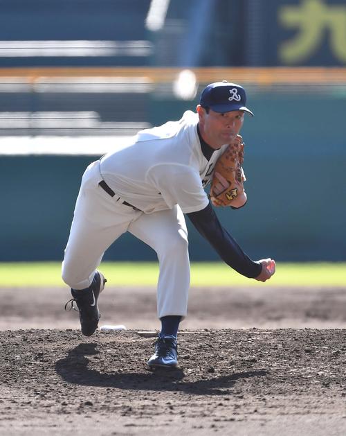 甲子園球場で投球するPL学園OBの桑田真澄（撮影・上田博志）