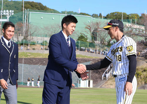 秋季キャンプの見学に訪れ矢野監督（右）と握手するドラフト2位の履正社・井上（撮影・上山淳一）
