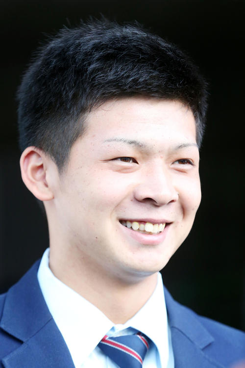 秋季キャンプの見学に訪れ報道陣に笑顔を見せるドラフト2位の履正社・井上（撮影・上山淳一）
